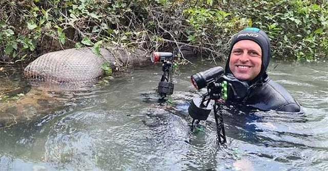 Rùng mình phút đối mặt với trăn khổng lồ dài hơn 7m