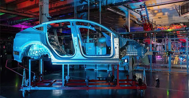 Robot tấn công tàn bạo kỹ sư tại nhà máy Tesla, viễn cảnh đáng sợ nhất của tương lai đã xảy ra?