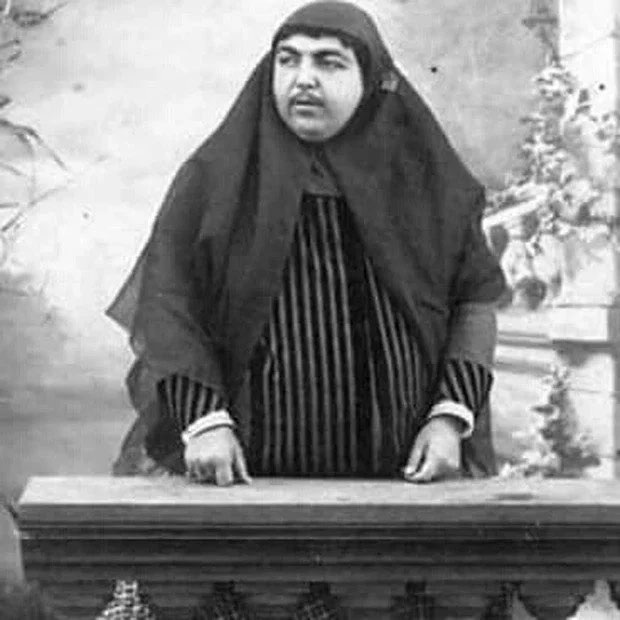 Theo quan niệm về cái đẹp lúc đó, phụ nữ phải để ria mép