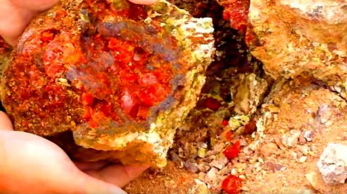 Sau khi nhóm công nhân tách đôi tảng đá, phần ruột bên trong có màu đỏ như máu.