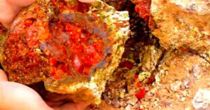 Công nhân đào được tảng đá màu đỏ như máu, chuyên gia: “Đây là báu vật”