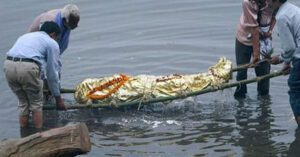 Hồ thiêng ở TQ: 800.000 tấn tôm cá nhưng không một ai dám đánh bắt