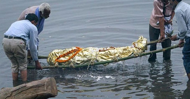 Hồ thiêng ở TQ: 800.000 tấn tôm cá nhưng không một ai dám đánh bắt