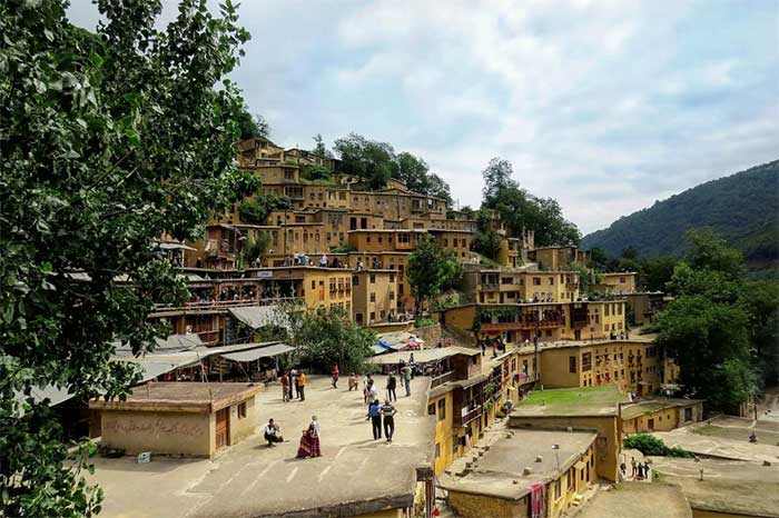 Kiểu kiến trúc phân cấp, nhiều tầng bậc kỳ lạ đã làm nên nét riêng của ngôi làng.