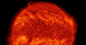 Một phần của Mặt trời bị vỡ rời, cuốn vào vòng xoáy cực