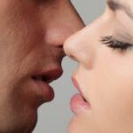 Bệnh tật tiềm ẩn đằng sau nụ hôn