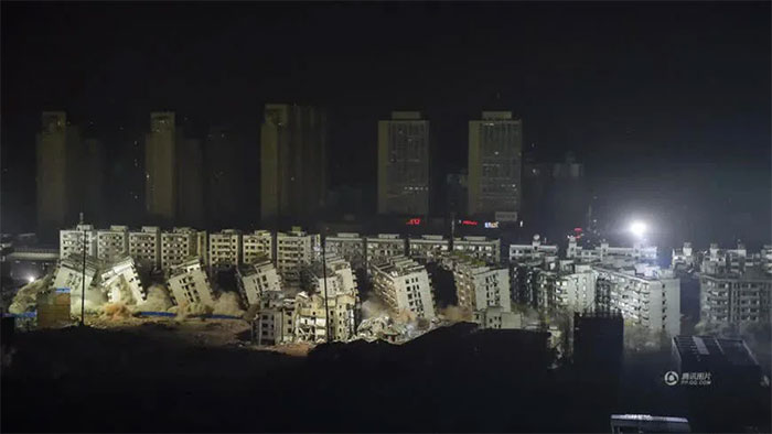 Thuốc nổ chỉ đóng vai trò như chất xúc tác trong quá trình phá hủy.