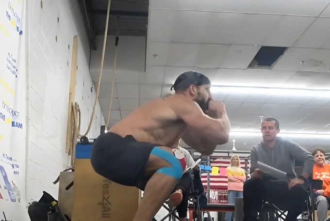 tony-piraino Tony Piraino trong quá trình xác lập kỷ lục squat.
