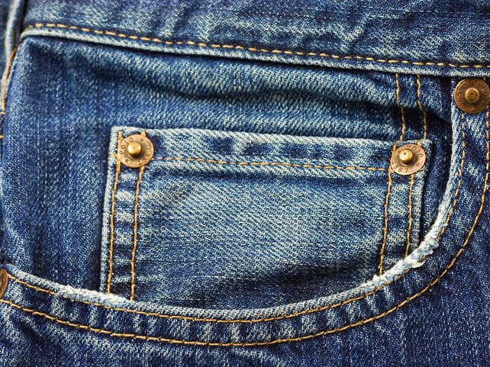 tui-nho-tren-quan-jeans