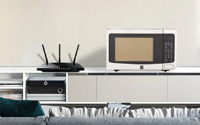 Lò vi sóng cũng nằm trong danh sách bởi đây là thiết bị có thể gây nhiễu sóng Wifi.