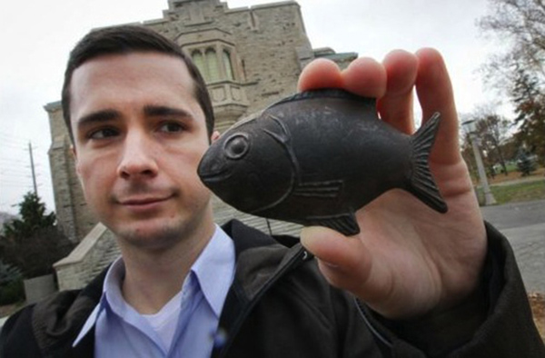 Bác sĩ người Canada Christopher Charles Tìm hiểu về con cá bằng sắt Lucky Fish giúp ngăn ngừa thiếu máu