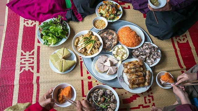 ngoi-bet-duoi-san-nha Ngồi bệt ăn không phải là cách ăn tốt cho sức khoẻ.