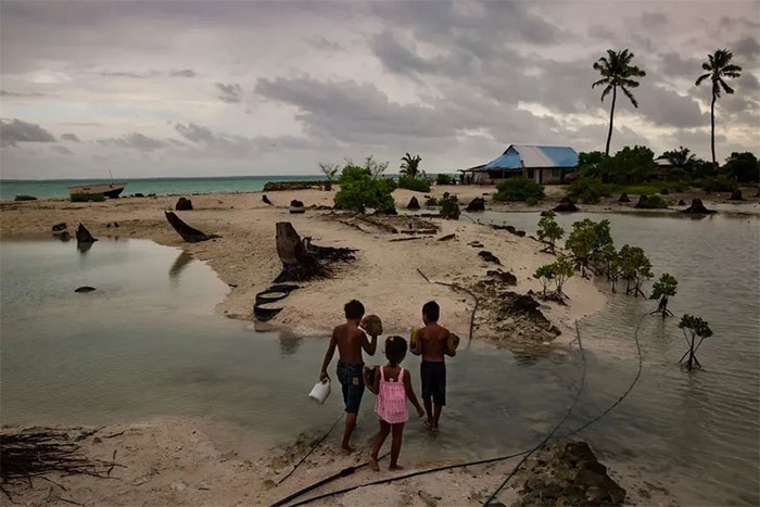 nguoi-dan-kiribati Kiribati là một trong số các quốc gia Thái Bình Dương đã đơn phương dời ngày.