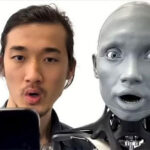 Rùng mình khi thấy robot giống người nhất thế giới bắt chước hành vi của nhà khoa học