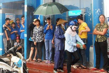 tru-mua-trong-bot-dien-thoai Không nên trú mưa trong bốt điện thoại