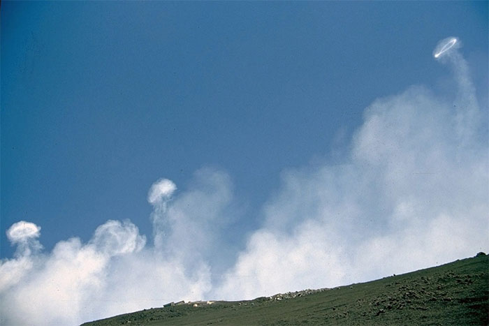 vong-tron-khoi-2 Các vòng khói tròn tại núi Etna vào năm 2000.