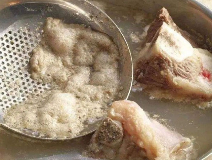 Lớp bọt nổi lên khi nấu ăn là hiện tượng chất hoạt động bề mặt của nước bị tác động.