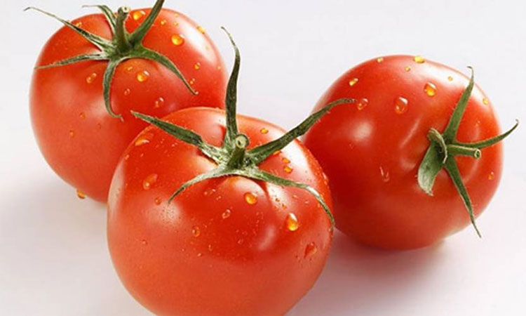 ca-chua Dùng nước ép cà chua để ngậm rồi nuốt dần.