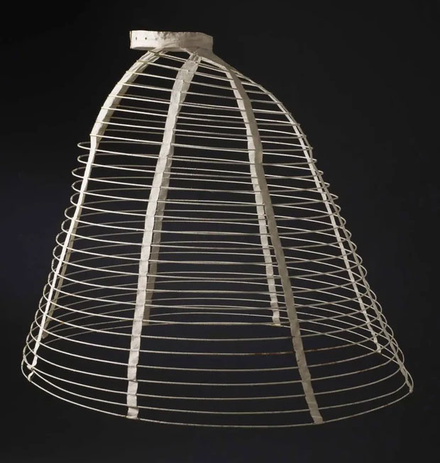 crinoline-1 Tháng 6 năm 1856, người ta đã sáng tạo ra những chiếc Crinoline làm từ thép định hình