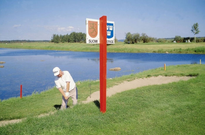 Bạn thậm chí có thể chơi golf trên biên giới giữa Thụy Điển và Phần Lan. Bạn thậm chí có thể chơi golf trên biên giới giữa Thụy Điển và Phần Lan.