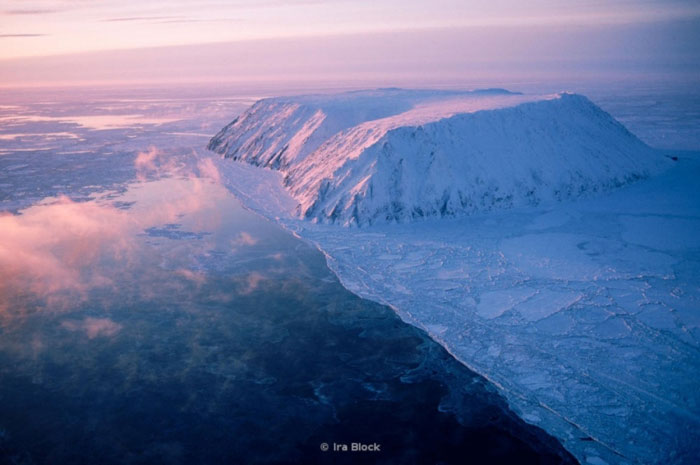 Đây là một đảo giữa Nga và Hoa Kỳ. Hòn đảo này cách cả Chukotka và Alaska là 35 km. Mặc dù vậy, thời gian khác biệt lên đến 21 giờ. Đây là một đảo giữa Nga và Hoa Kỳ. Hòn đảo này cách cả Chukotka và Alaska là 35 km. Mặc dù vậy, thời gian khác biệt lên đến 21 giờ.