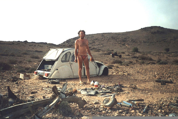 "Mad Max" người Pháp này đã biến chiếc xe Citreon 2CV thành một chiếc xe mô-tô. "Mad Max" người Pháp này đã biến chiếc xe Citreon 2CV thành một chiếc xe mô-tô.