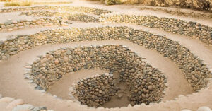 Những hố xoắn ốc kỳ lạ trên sa mạc Peru