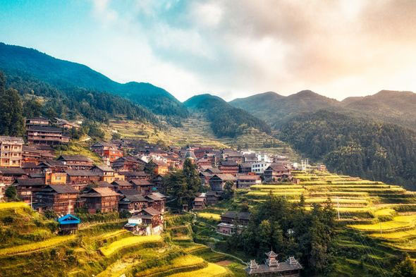 Hàng nghìn người dân đã vội vã chạy lên núi sau khi nghe thấy âm thanh bí ẩn khiến họ sợ hãi.