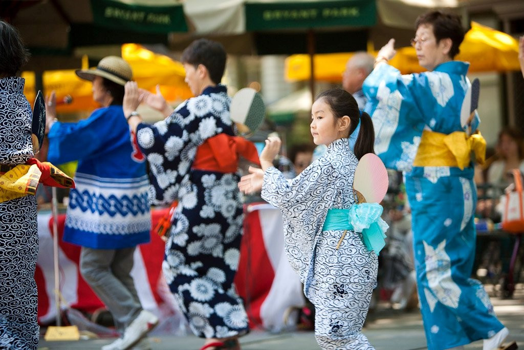 Ngày cuối cùng, người Nhật mặc bộ kimono mùa hè (yukata) và cùng nhau tham gia điệu múa Obon (bon odori) theo vòng tròn.
