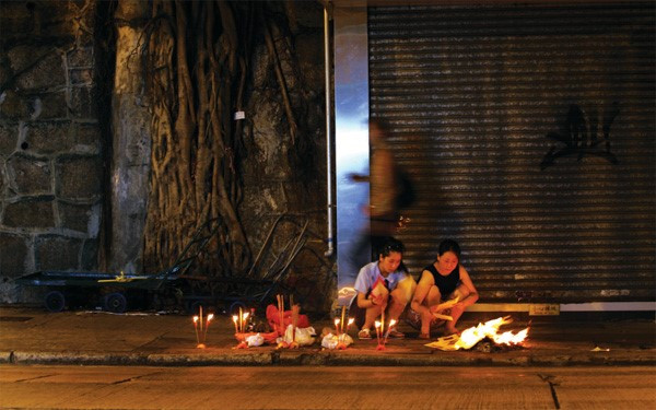 Trong ngày rằm và cả tháng cô hồn, cũng như người Việt Nam, người dân Trung Quốc chuẩn bị cơm cúng, đốt mã gồm tiền, quần áo