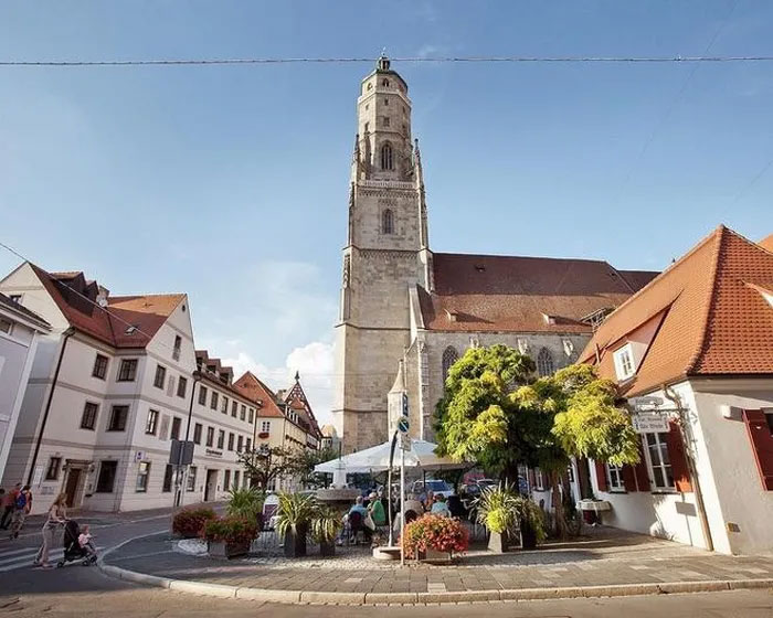 thi-tran-nordlingen-1 Nördlingen giống như mọi thị trấn đặc trưng của Đức với những ngôi nhà gỗ mái đỏ