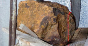 Thiên thạch hơn 30 kg rơi xuống vườn nhà dân