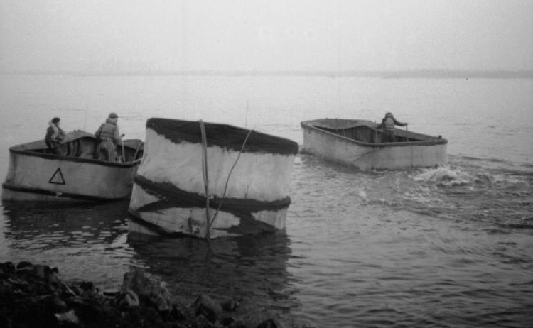 Xe tăng 29 DD được quây vải ngăn sóng đánh chìm trong trận Normandy.