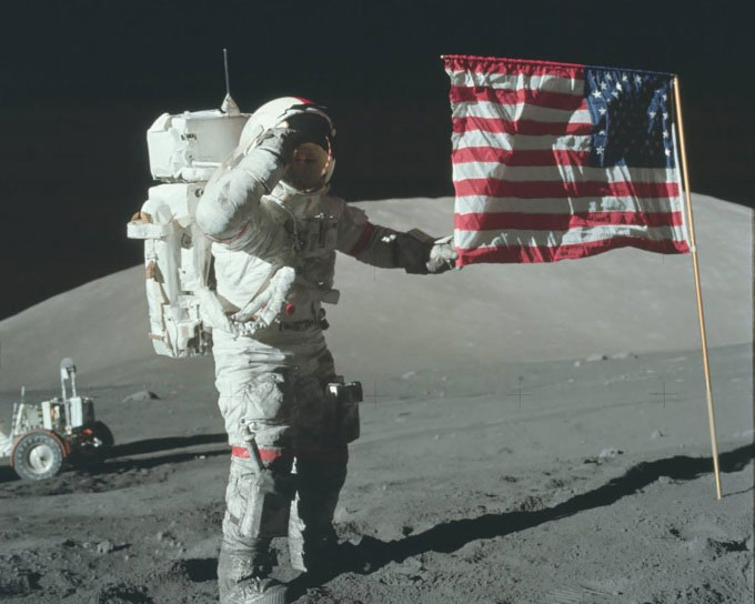 cam-co-my-tren-mat-trang Phi hành gia Eugene Cernan của nhiệm vụ Apollo 17 cắm lá cờ Mỹ trên Mặt Trăng.
