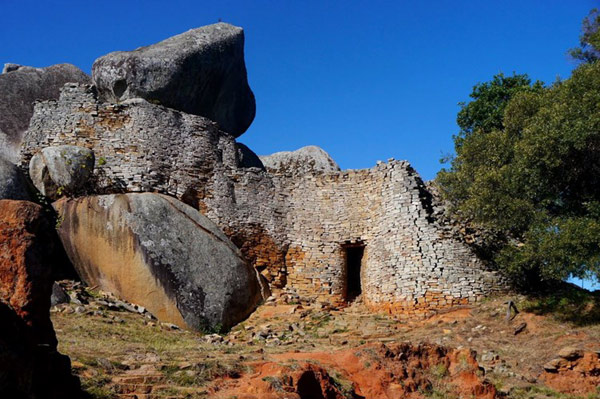 Cho đến này, chủ nhân vương quốc Đại Zimbabwe là ai, vì sao vương quốc này lại suy tàn vẫn là một ẩn số không lời giải đối với các nhà nghiên cứu lịch sử. Bí ẩn kinh ngạc của vương quốc đá Đại Zimbabwe
