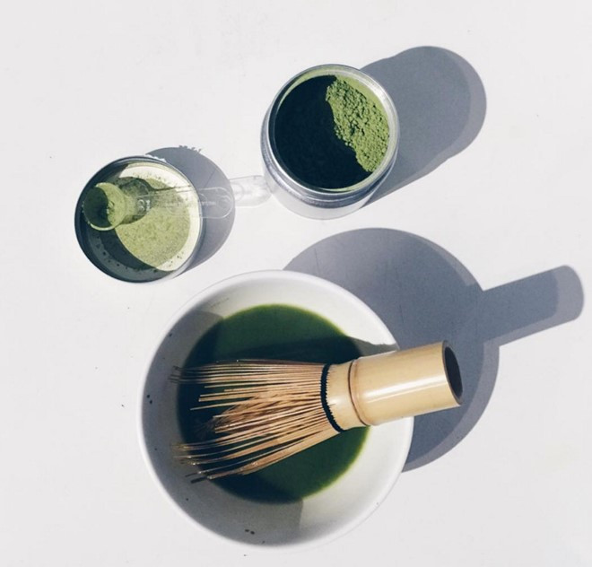 Matcha là loại bột nguyên chất nghiền từ lá trà. Matcha là loại bột nguyên chất nghiền từ lá trà.