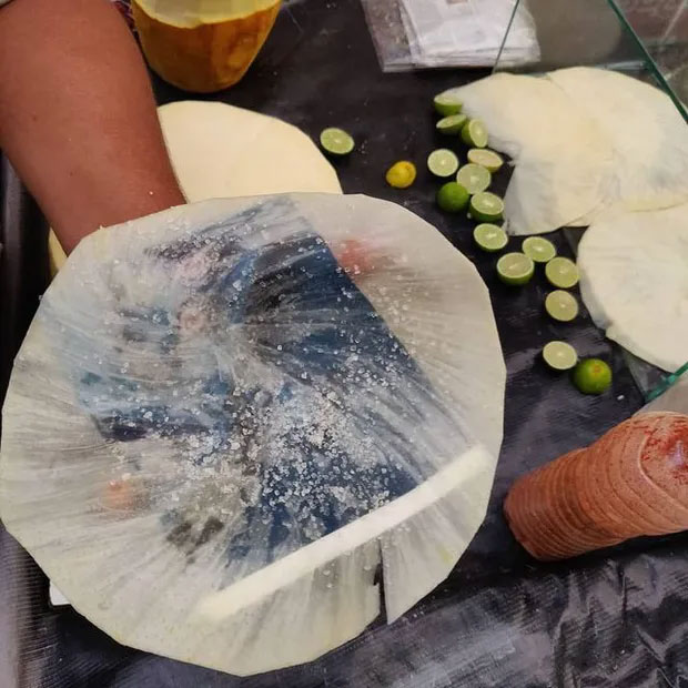 Món ăn vặt được nêm cùng đường và chanh.