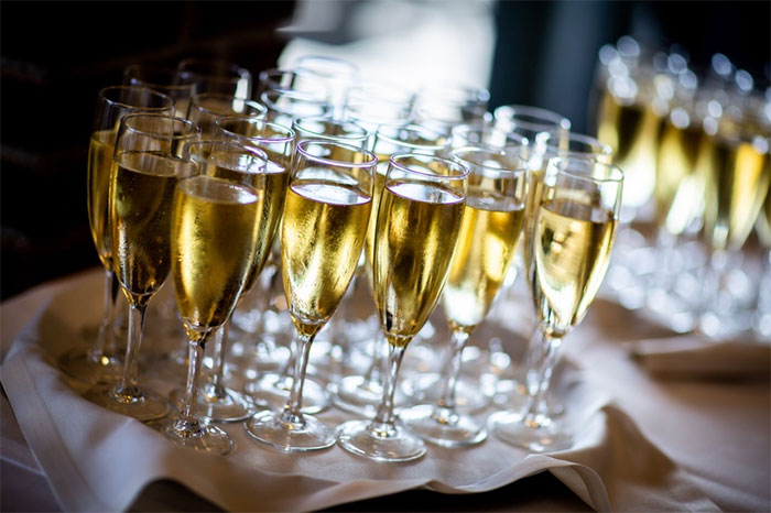 tiec-ruou-champagne Tiệc rượu phổ biến tại Pháp trong dịp năm mới.