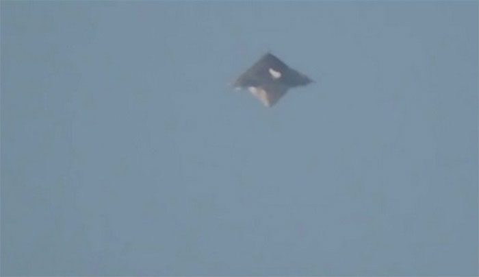 ufo-o-brazil UFO hình kim tự tháp xuất hiện trên bầu trời Brazil