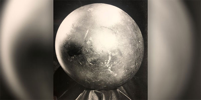 betz-ball Quả bóng kim loại sáng bóng, có đường kính khoảng 20cm.
