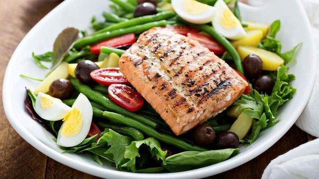 ca-hoi Cá hồi giàu dinh dưỡng và cung cấp axit béo omega-3 dồi dào.