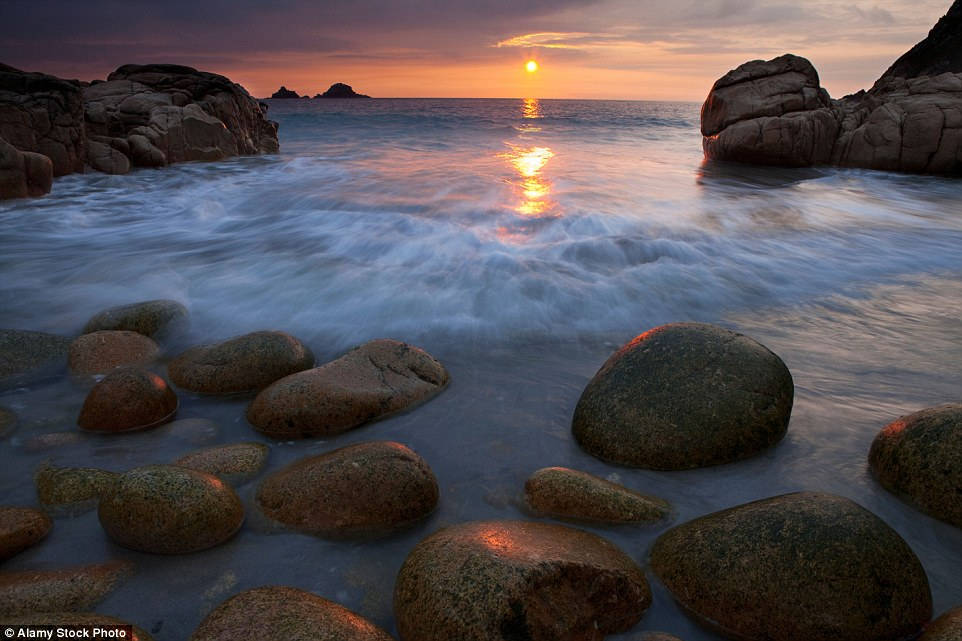 Những khối đá khổng lồ giống trứng khủng long nằm ở bờ biển Porth Nanven, Cornwall, Anh Những khối đá khổng lồ giống trứng khủng long nằm ở bờ biển Porth Nanven, Cornwall, Anh