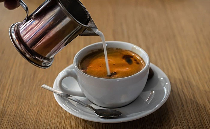 them-nhieu-duong-sua-vao-cafe Thêm nhiều đường vào cà phê